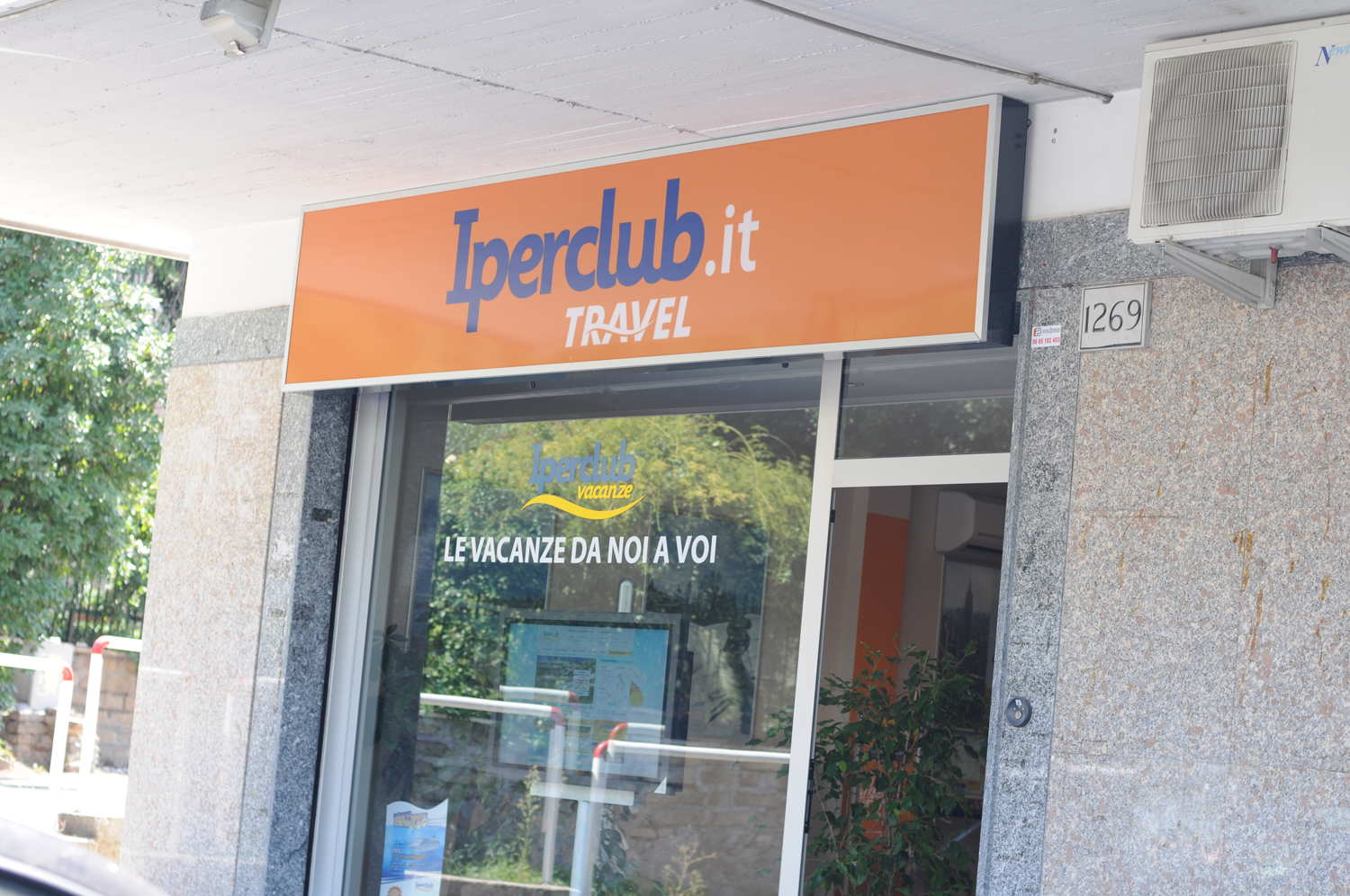 vetrina negozio Iperclub Vacanze